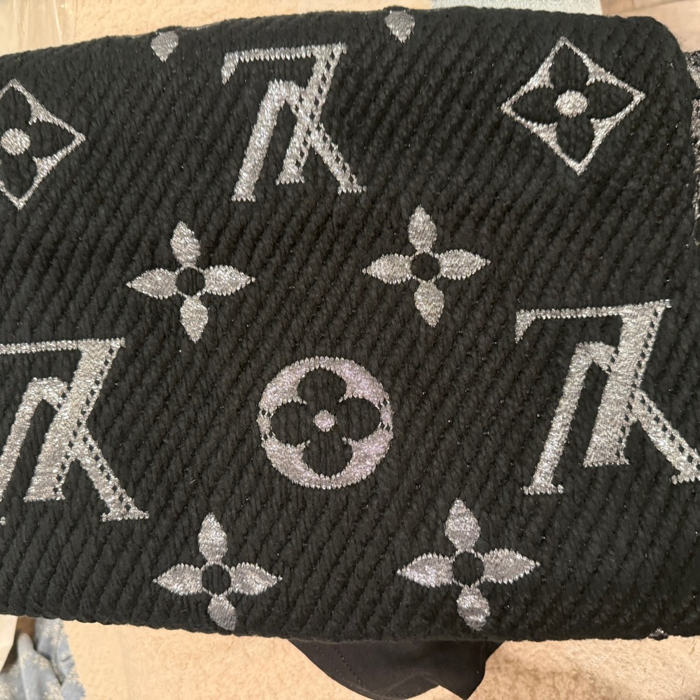 Louis Vuitton Monogram Black and Silver Scarf - Picture 6 of 6